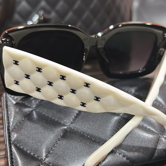 SOLD! CHANEL 2023 STUNNING SHADES. BEAUTIFUL!!!! Enjoyed maybe 3 times. - Picture 5 of 17